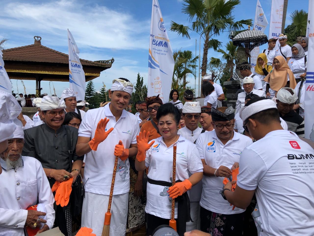 Dokumentasi dari - Manajemen Bandara Ngurah Rai Bersama Masyarakat  Bersih - bersih di Desa Besakih