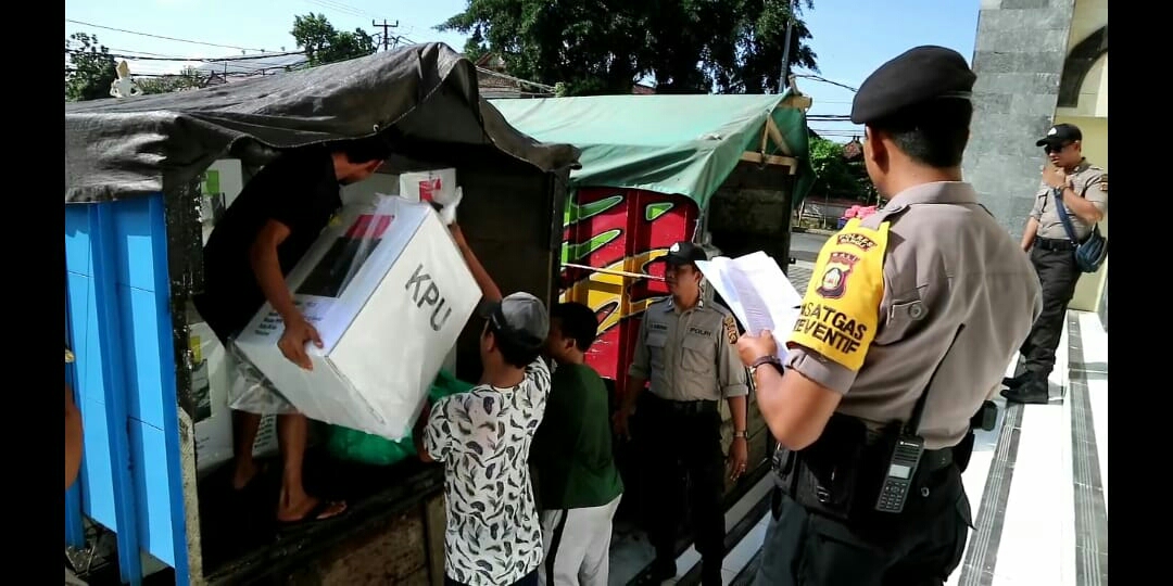Dokumentasi dari - Polisi Kawal Distribusi Logistik Pemilu Hingga di Kantor Desa 