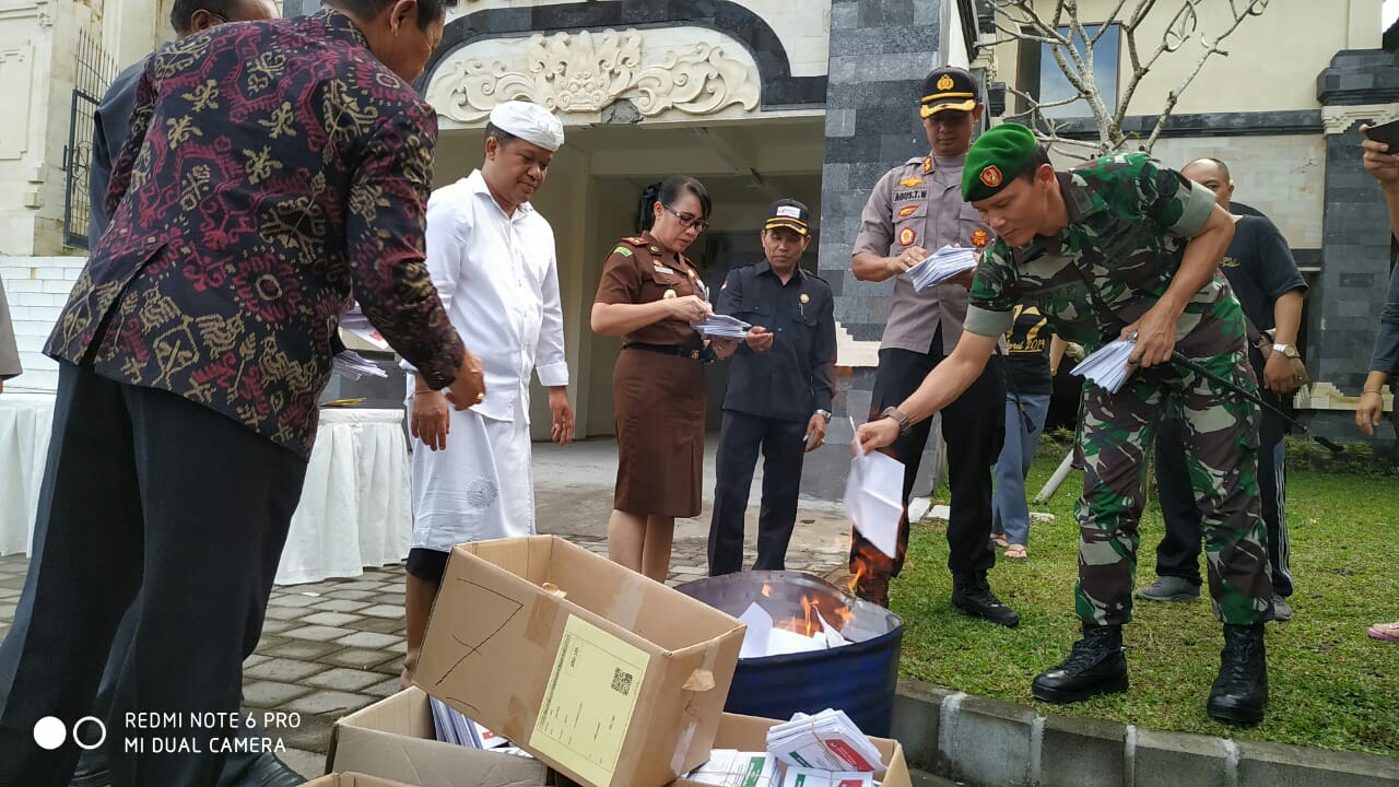 Dokumentasi dari - KPU Bangli Bakar Ribuan Surat Suara Rusak