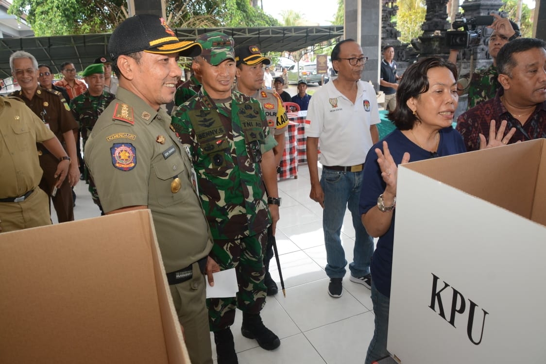 Dokumentasi dari - KPU Bali Bersama Pangdam IX/Udayana Meninjau  Kesiapan TPS
