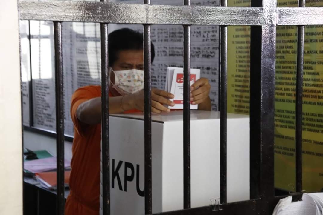 Dokumentasi dari - Mantan Wagub Bali I Ketut Sudikerta Nyoblos di Rutan Polda Bali