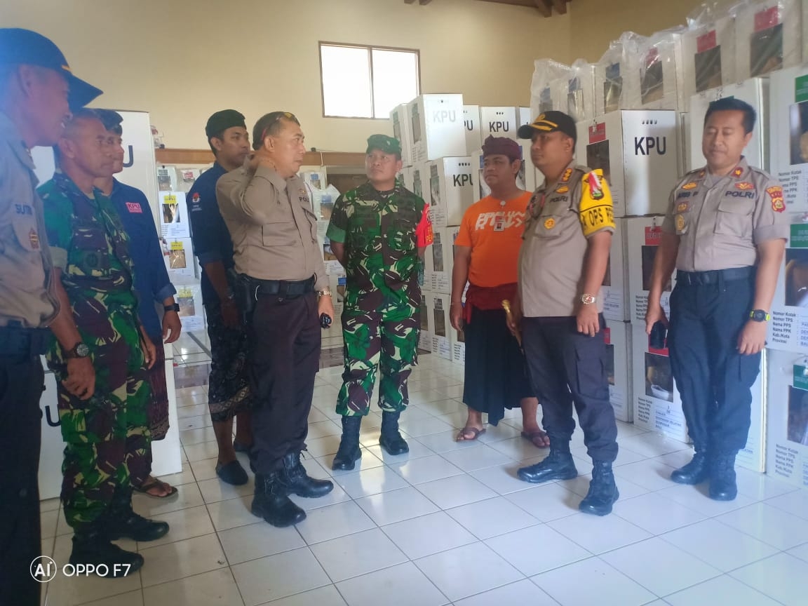 Dokumentasi dari - Aparat Keamanan Kawal Kotak Suara Hingga ke Provinsi