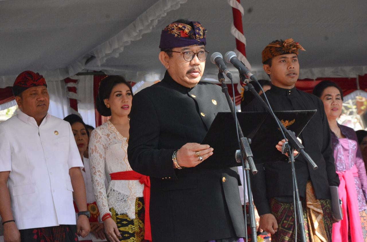 Dokumentasi dari - Berbusana Adat Bali Wagub Cok Ace Jadi Inspektur Upacara HUT Kota Gianyar ke-248