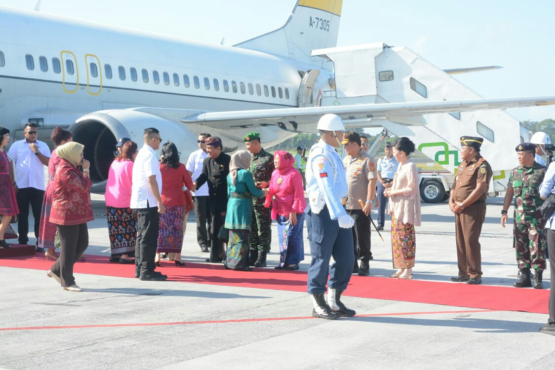 Dokumentasi dari - Pangdam dan Wagub Sambut Ibu Wapres di Bandara Ngurah Rai