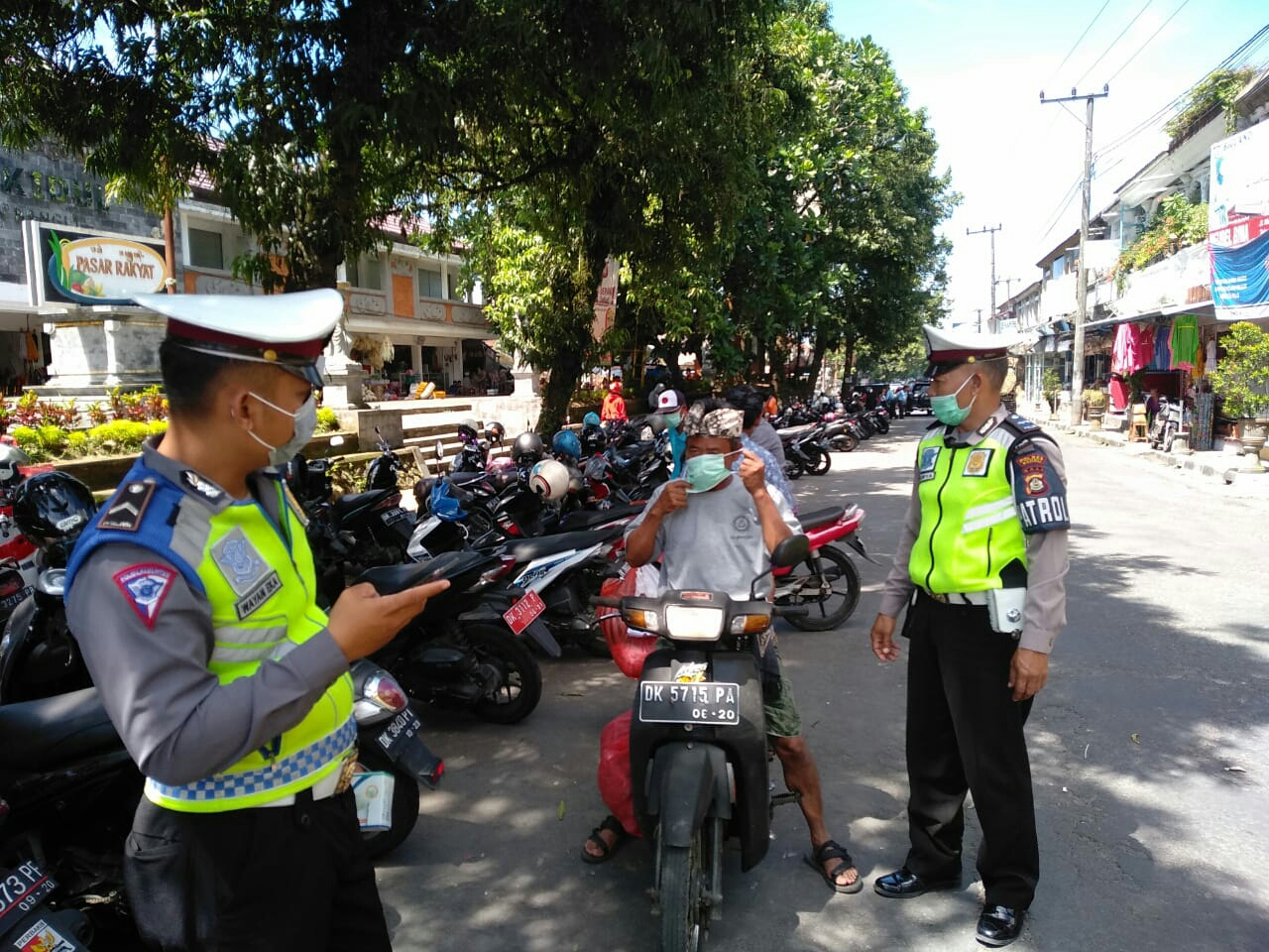 Dokumentasi dari - Polres Belum Tilang Pengendara  Perokok di  Bangli