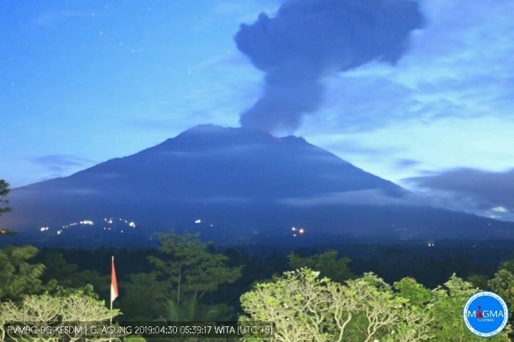 Dokumentasi dari - Gunung Agung Kembali Erupsi Pagi ini, Datah Diguyur Hujan Abu