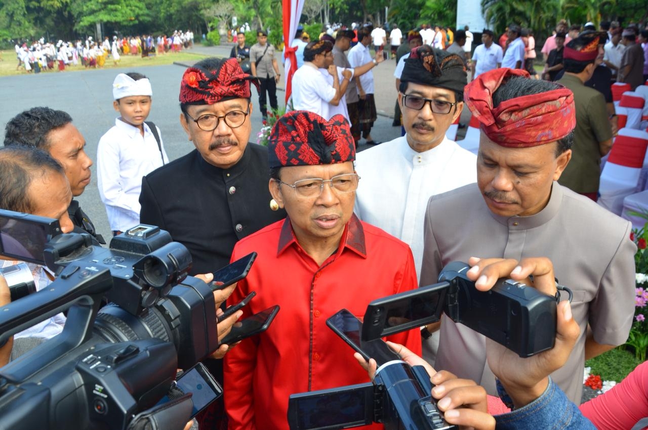 Dokumentasi dari - Gubernur Koster Pimpin Apel Hardiknas 2019 dengan Peserta Berbusana Adat Bali