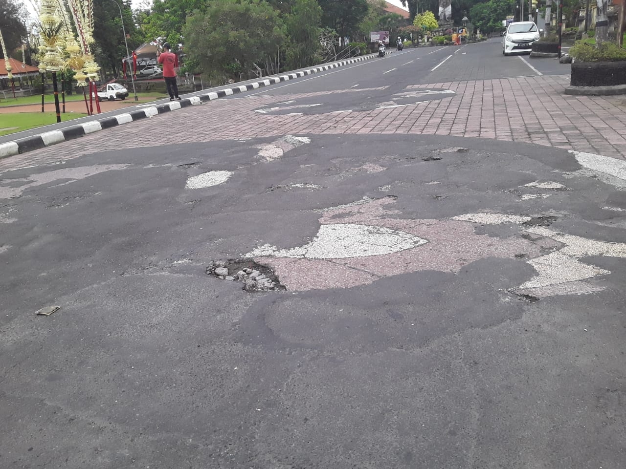 Dokumentasi dari - Paving di Depan  Rumah Jabatan Bupati Bangli  Rusak dan Berlubang