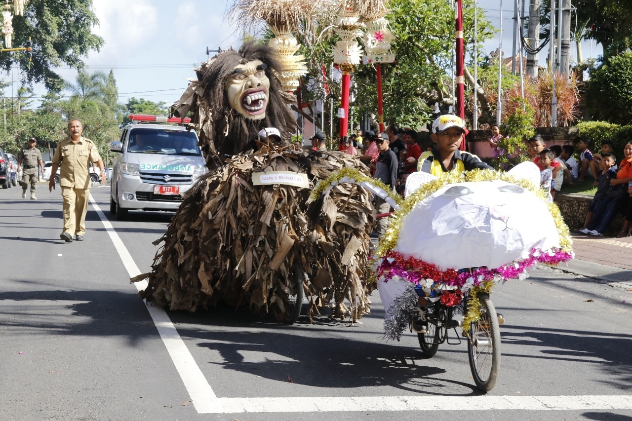 Dokumentasi dari - Riahkan HUT ke-815 Kota Bangli, Wabup Sedana Arta Lepas Ratusan Sepeda Hias