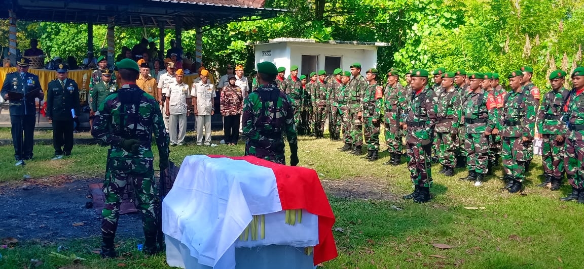 Dokumentasi dari - Dandim Jembrana Pimpin Upacara Persemayaman dan Perabuan Jenazah  Veteran I Komang Suartama.