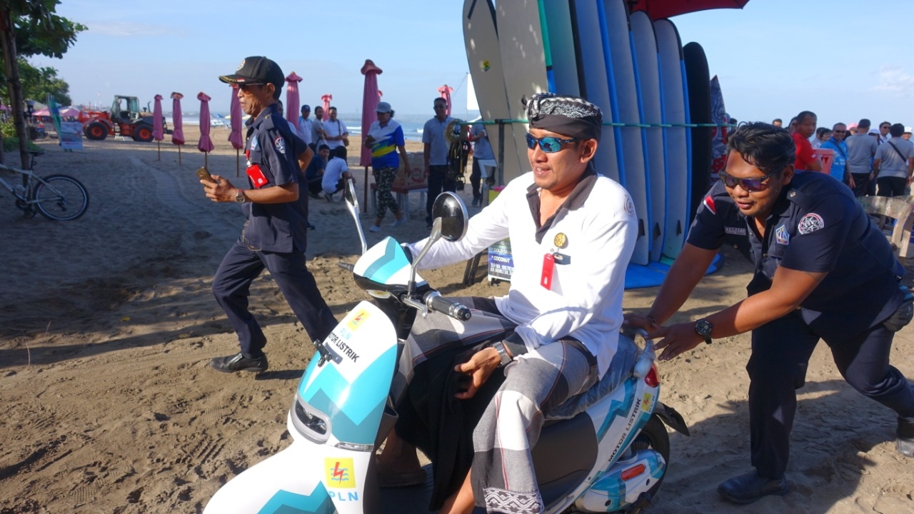 Dokumentasi dari - Pecalang Seminyak Patroli Pakai Sepeda Motor Listrik Bantuan PLN