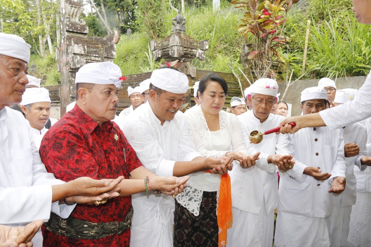 Dokumentasi dari - Wabup Sedana Arta Hadiri Penglukatan Agung Banyu Pinaruh