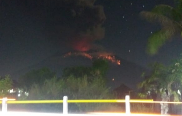 Dokumentasi dari - Mount Agung Erupts, Its Booming Sound Heard from Rendang Post