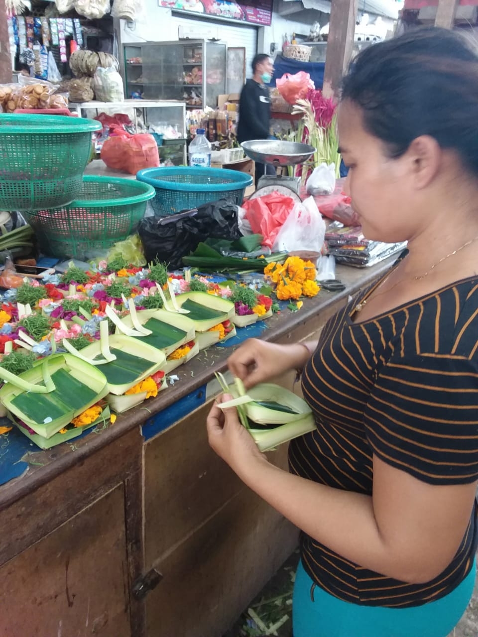 Dokumentasi dari - Pedagang Canang Panen Saat Hari Raya Pagerwesi