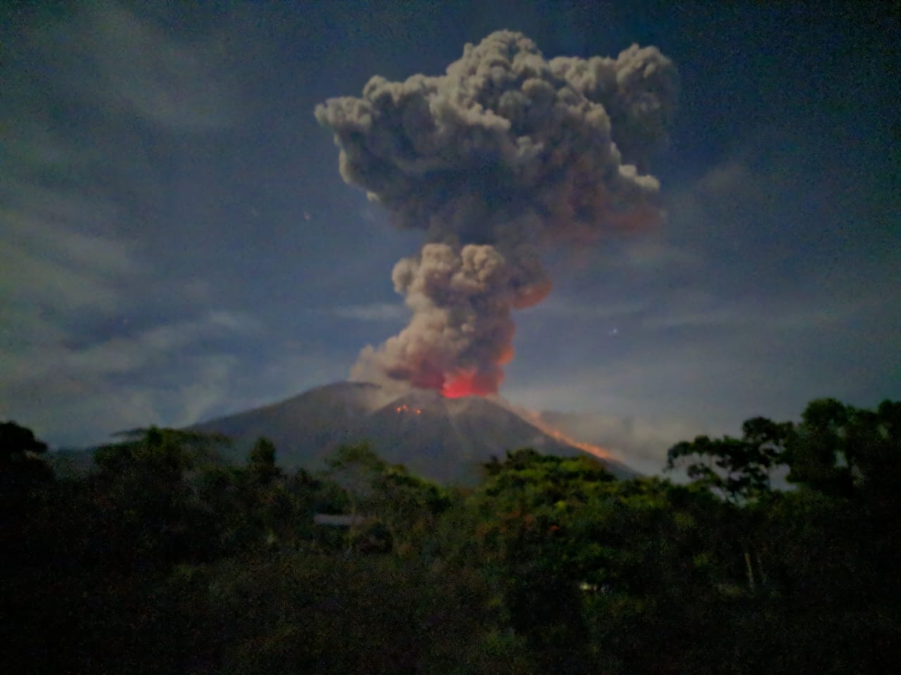 Dokumentasi dari - Terbangun Dengar Suara Gemuruh, Erupsi Gunung Agung Lontarkan Api Pijar