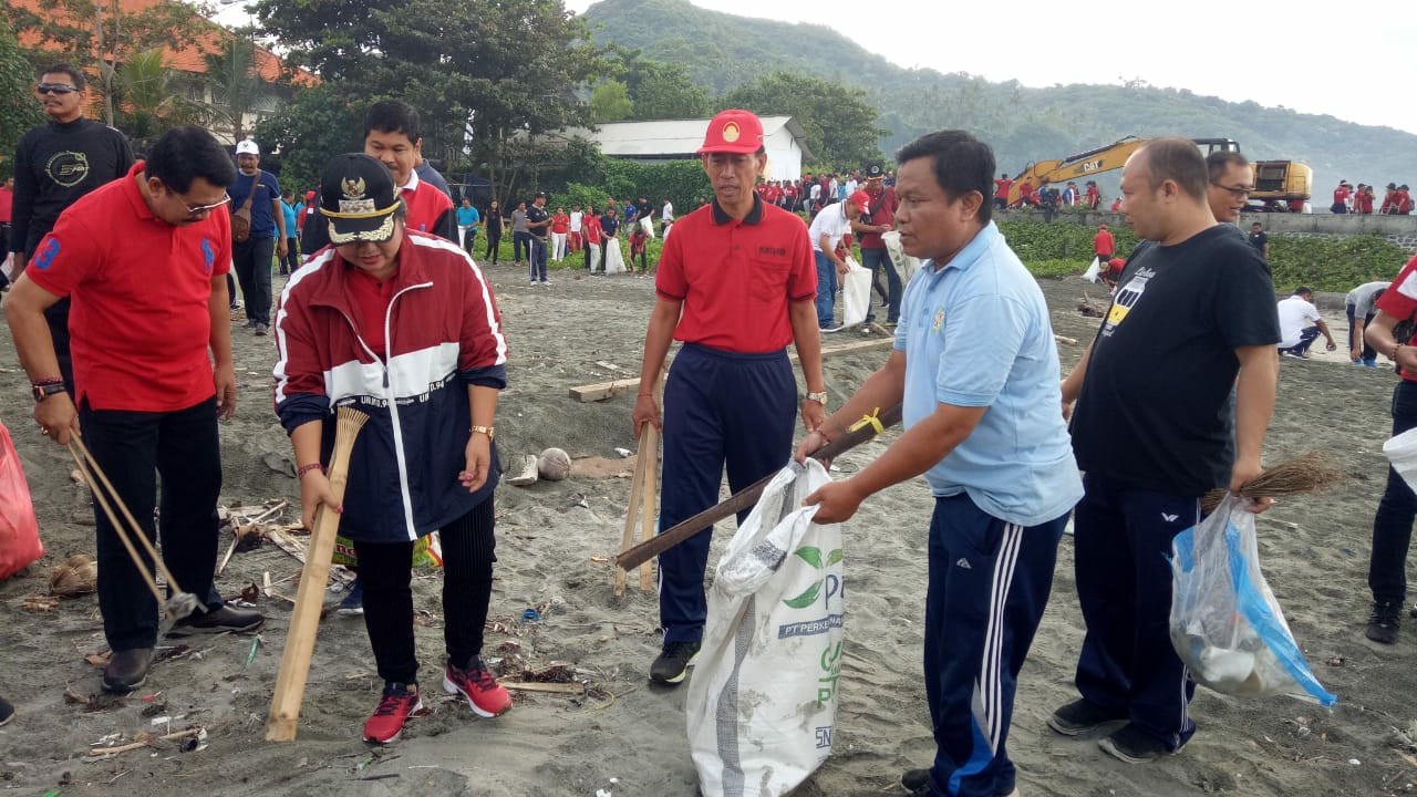 Dokumentasi dari - Bersih-bersih Sampah Plastik di Pantai Dermaga Cruse Tanah Ampo Karangasem