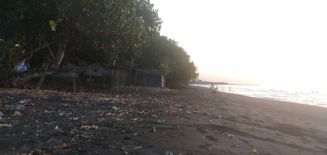 Dokumentasi dari - Limbah Kandang Penduduk Mengotori Pantai Desa Banjarasem Buleleng