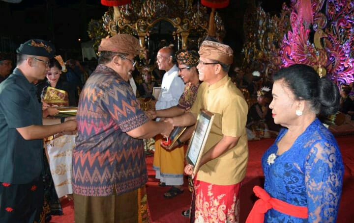 Dokumentasi dari - I Gusti Bagus Sudhyatmaka Sugriwa Terima Anugerah Seni Wija Kusuma 