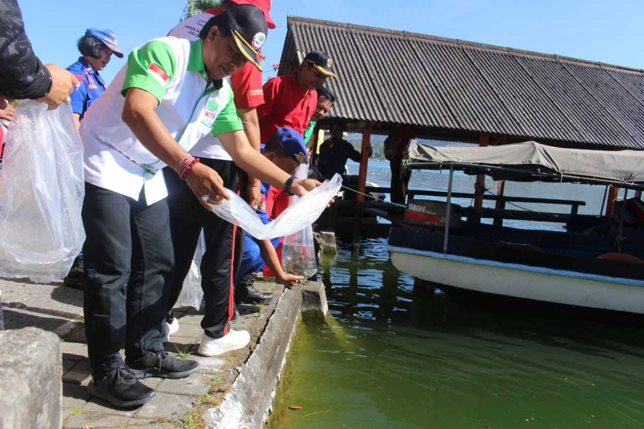 Dokumentasi dari - Bangli Restocking 230 Ribu Benih Ikan di Danau Batur