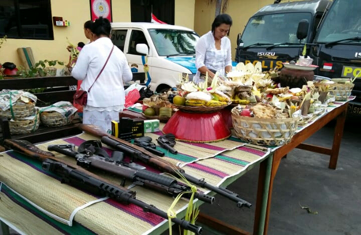 Dokumentasi dari - Tumpek Landep, Polres Buleleng Upacarai ratusan Senjata dan Kendaraan Dinas