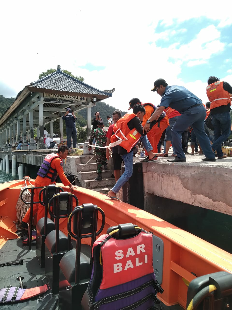 Dokumentasi dari - KMP Swarna Cakra Kandas, Semua Penumpang Berhasil Dievakuasi