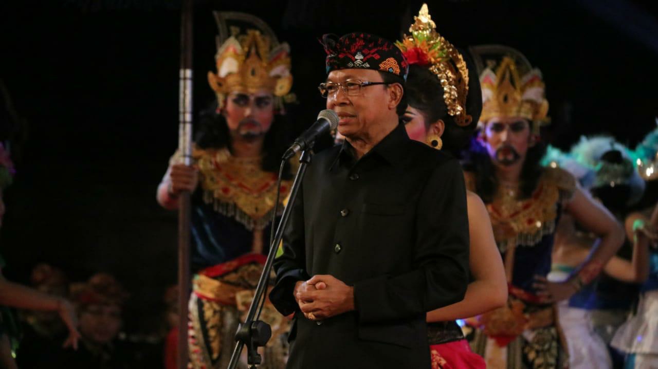 Dokumentasi dari - Ny Putri Suastini Koster Tampil pada Perayaan HUT Bali TV ke-17