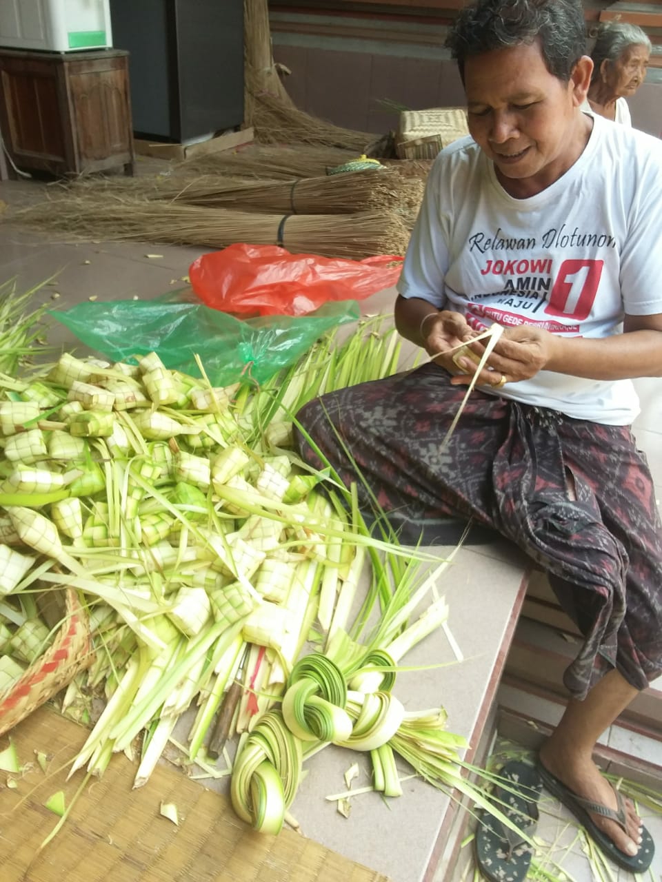 Dokumentasi dari - Permintaan Kulit Ketupat Bartambah Ramai Selama Bulan Suci Ramadhan