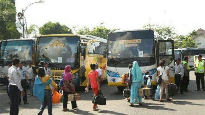 Dokumentasi dari - Ribuan Pemudik pada H-6 Lebaran 2019 Keluar dari Pelabuhan Gilimanuk