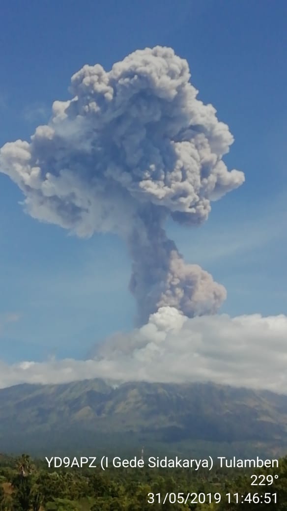 Dokumentasi dari - Gunung Agung Erupsi dan Terdengar Suara Gemuruh Sampai di Pos Rendang