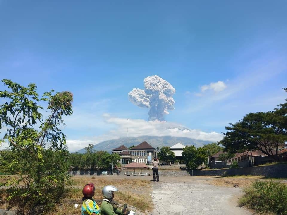 Dokumentasi dari - Mt. Agung Erupts and Rumbling Sounds Heard up to Rendang Post