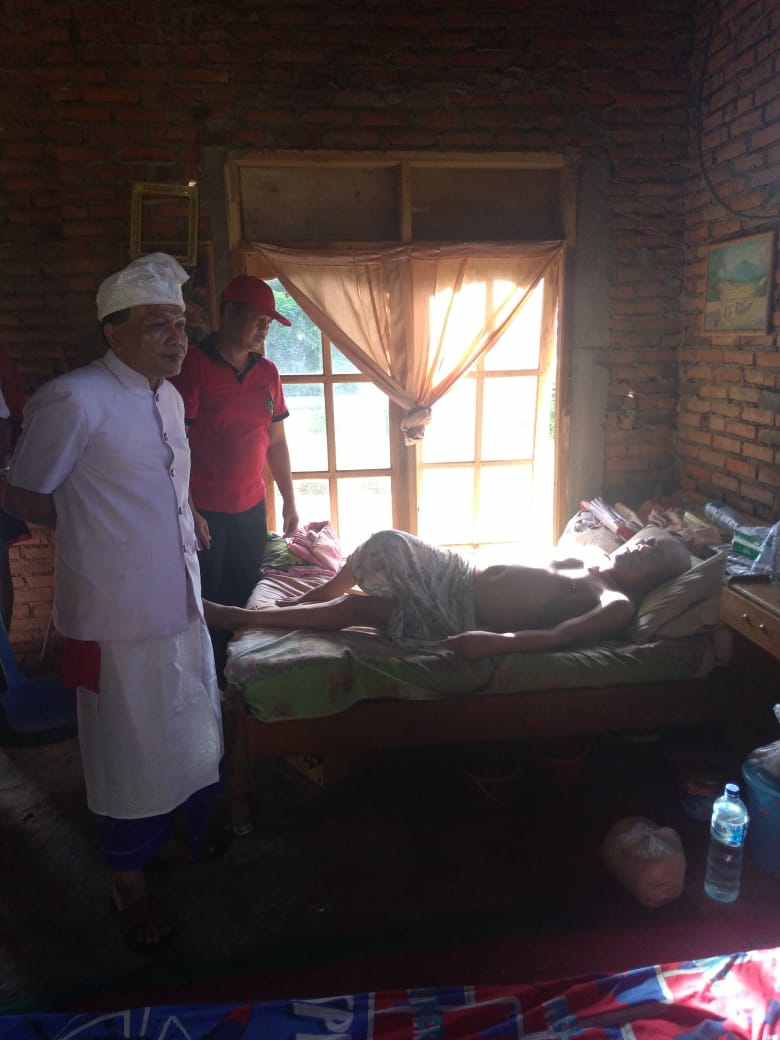 Dokumentasi dari - Dinsos Bali Bantu Kursi Roda kepada I Gusti Ketut Merta Penderita Kelumpuhan