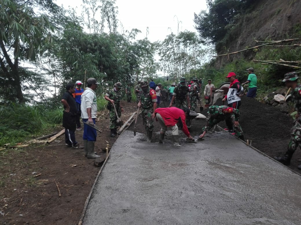 Dokumentasi dari - TNI Bersama Warga Berjibaku Rabat Beton Jalur Evakuasi Erupsi Gunung Agung KRB III