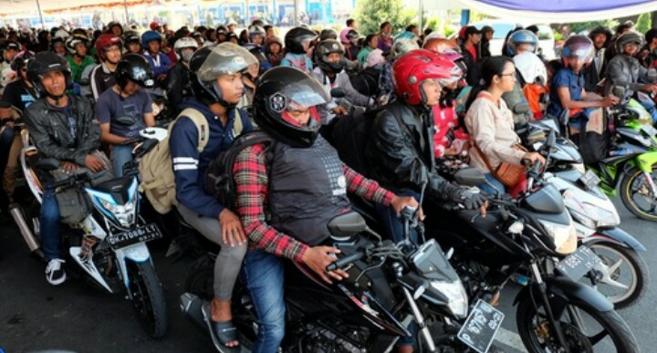 Dokumentasi dari - H-2 Idul Fitri Gilimanuk Dipenuhi Pemudik  Lebaran yang didominasi Pemotor