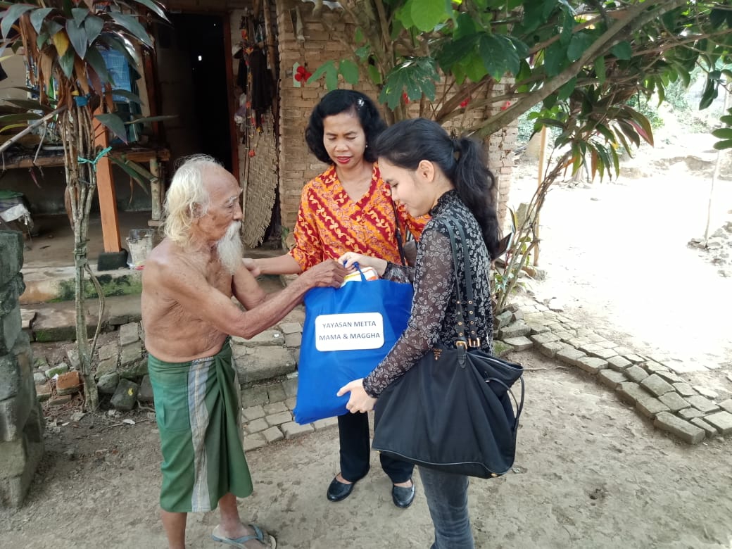 Dokumentasi dari - Dinsos Bali Bantu 10 Lansia  Se-umur Hdup