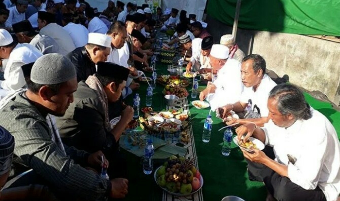 Dokumentasi dari - Toleransi Antarumat Beragama di Kota Singaraja Lewat Tradisi "Megibung"