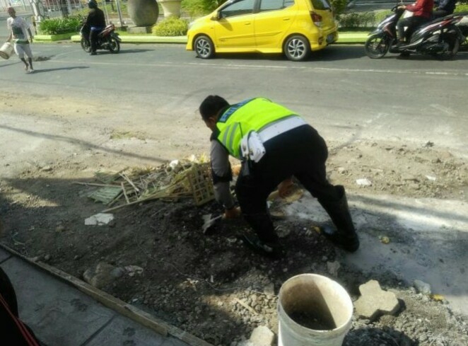 Dokumentasi dari - Personil Sat Lantas Polres Buleleng Tambal Jalan aspal Berlubang.