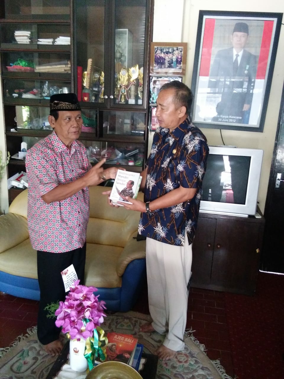 Dokumentasi dari - Widminarko Wartawan Tiga Zaman, Serahkan Buku Hasil Karyanya kepada Monumen Perjuangan Bangsal