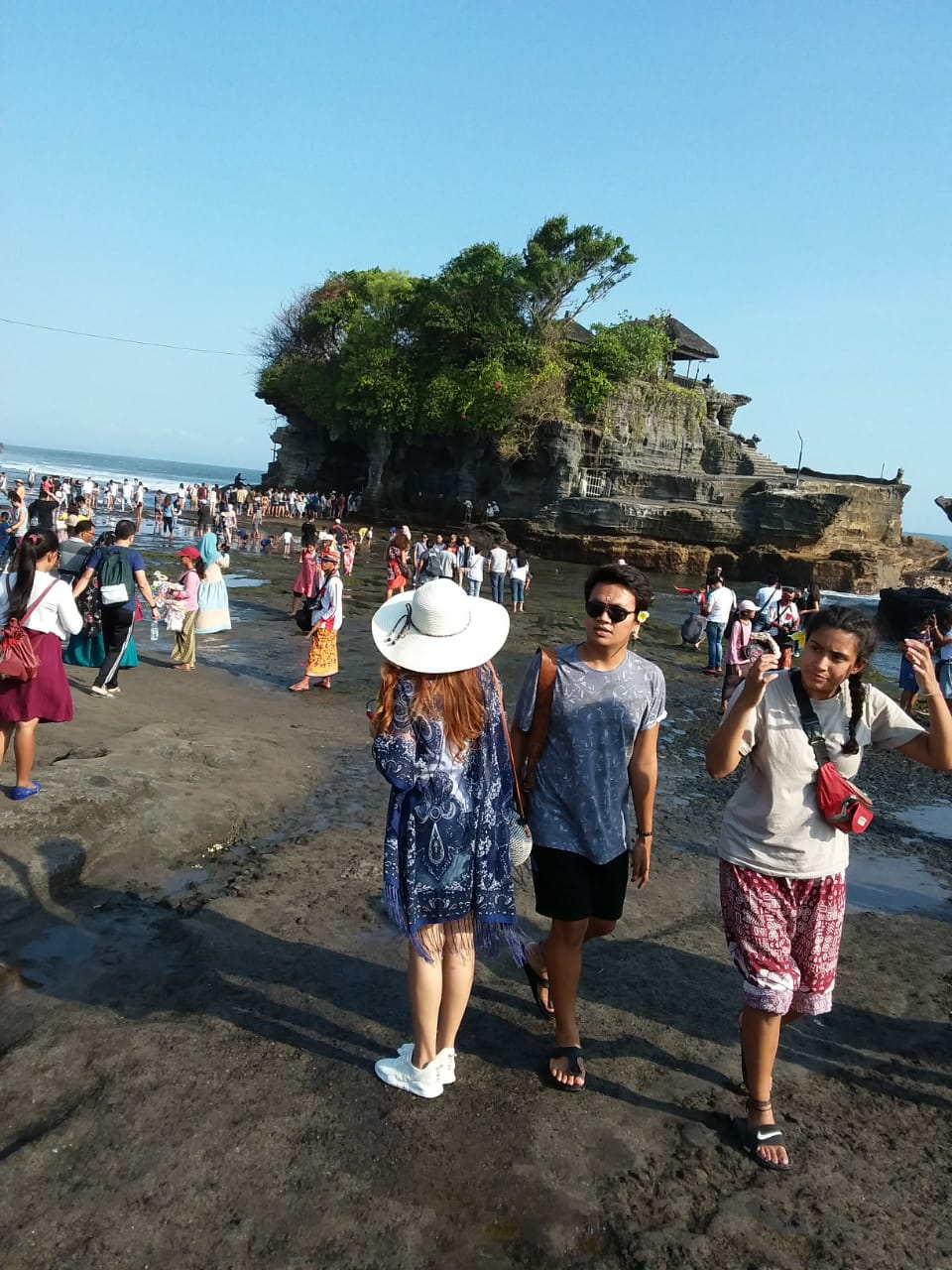 Dokumentasi dari - Libur Lebaran, Tanah Lot Dibanjiri Pelancong