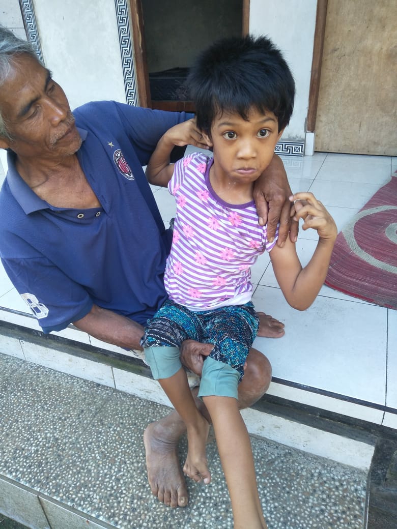 Dokumentasi dari - Penyandang Disabilitas di Desa Melinggih Payangan Dibantu Kursi Roda Khusus