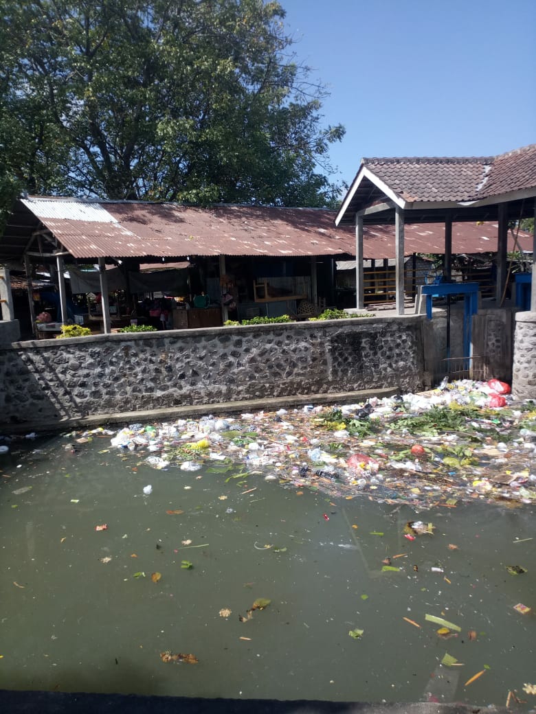 Dokumentasi dari - Sampah Menumpuk di Pintu Air Sungai Bangras Karangasem