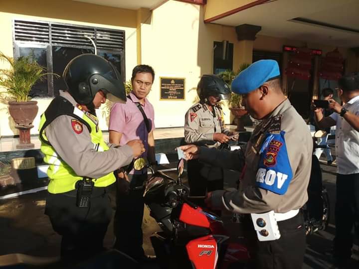 Dokumentasi dari - Provost Buleleng Sidak Kelengkapan Diri dan Surat Kendaraan Personil