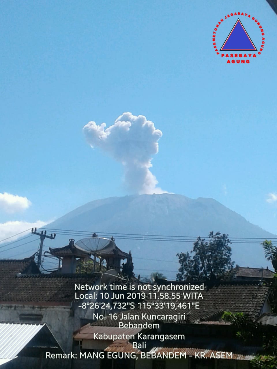 Dokumentasi dari - Saat Terdengar Lantunan Puja Tri Sandya Terjadi Erupsi Gunung Agung