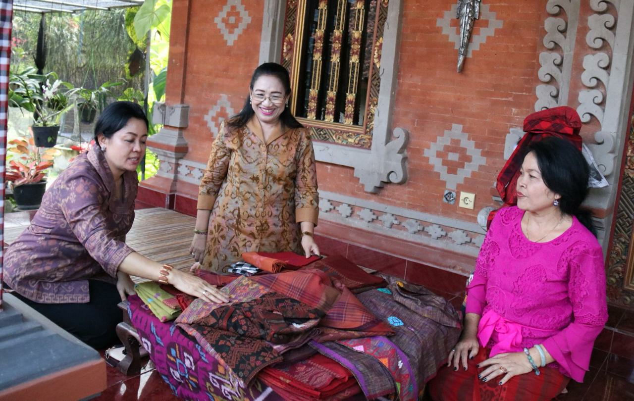 Dokumentasi dari - Gairahkan Industri Kerajinan, Dekranasda Bali Tinjau Kabupaten Jembrana 