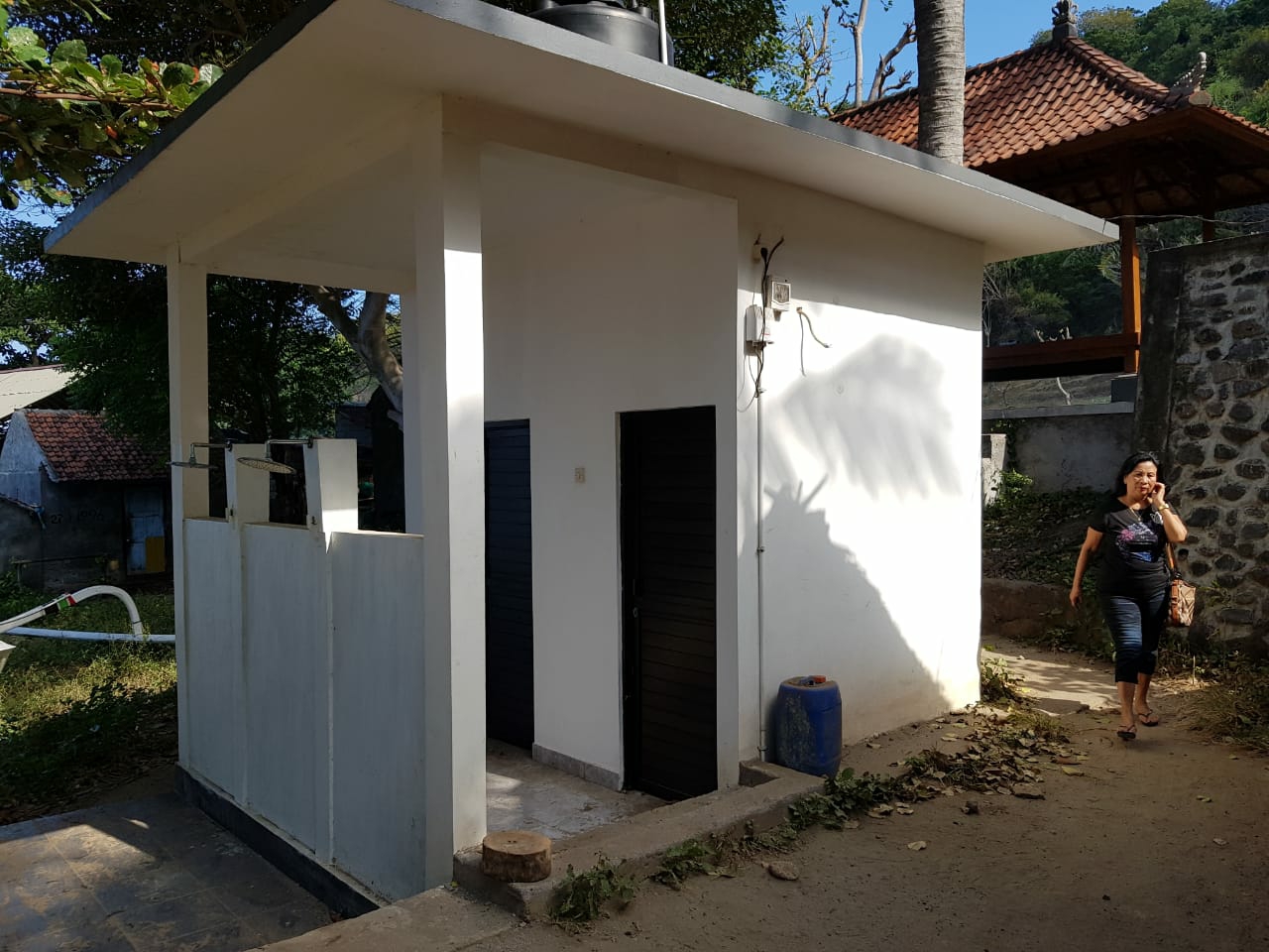 Dokumentasi dari - Turis Pengunjung Virgin Beach Bingung Kesulitan Buang Air Akibat Pintu Toilet Tergembok