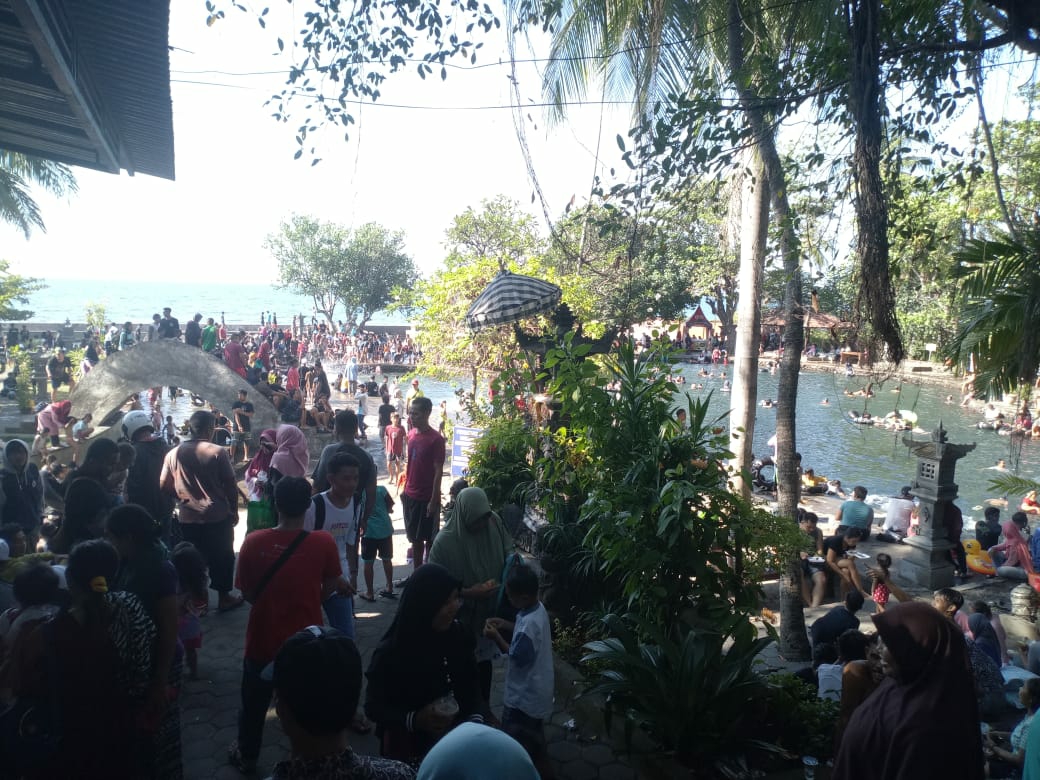 Dokumentasi dari - Wisatawan Memadati Kolam Renang Air Sanih Buleleng-Bali Utara