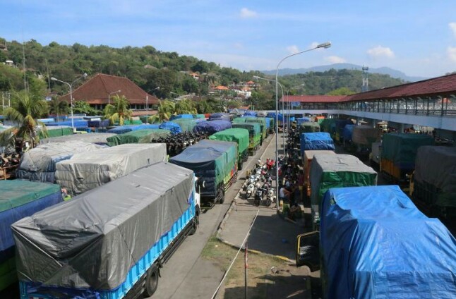 Dokumentasi dari - Gelombang Tinggi, Ribuan Penumpang Terlantar di Pelabuhan Padangbai