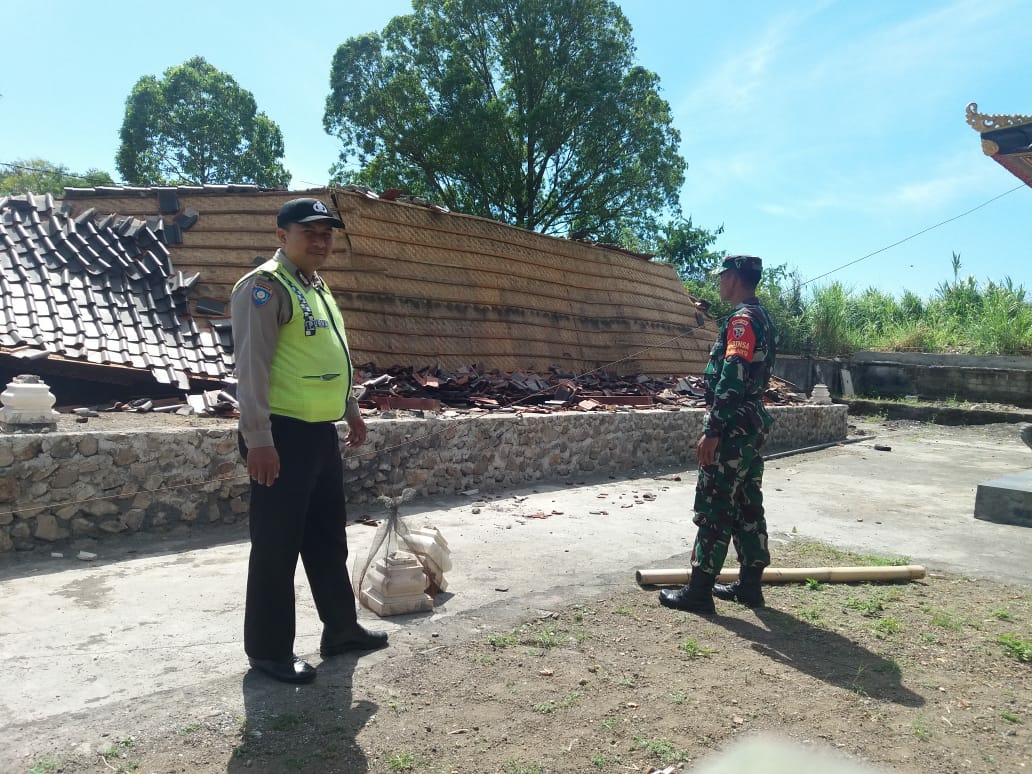 Dokumentasi dari - Diterjang Puting Beliung, Bale Pesandekan dan Pewaregan Pura Pasek Pande Roboh