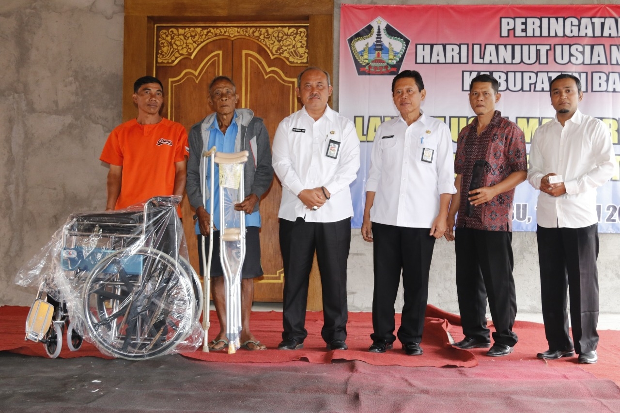Dokumentasi dari - Sekda Giri Putra Serahkan Alat Bantu kepada Empat Lansia