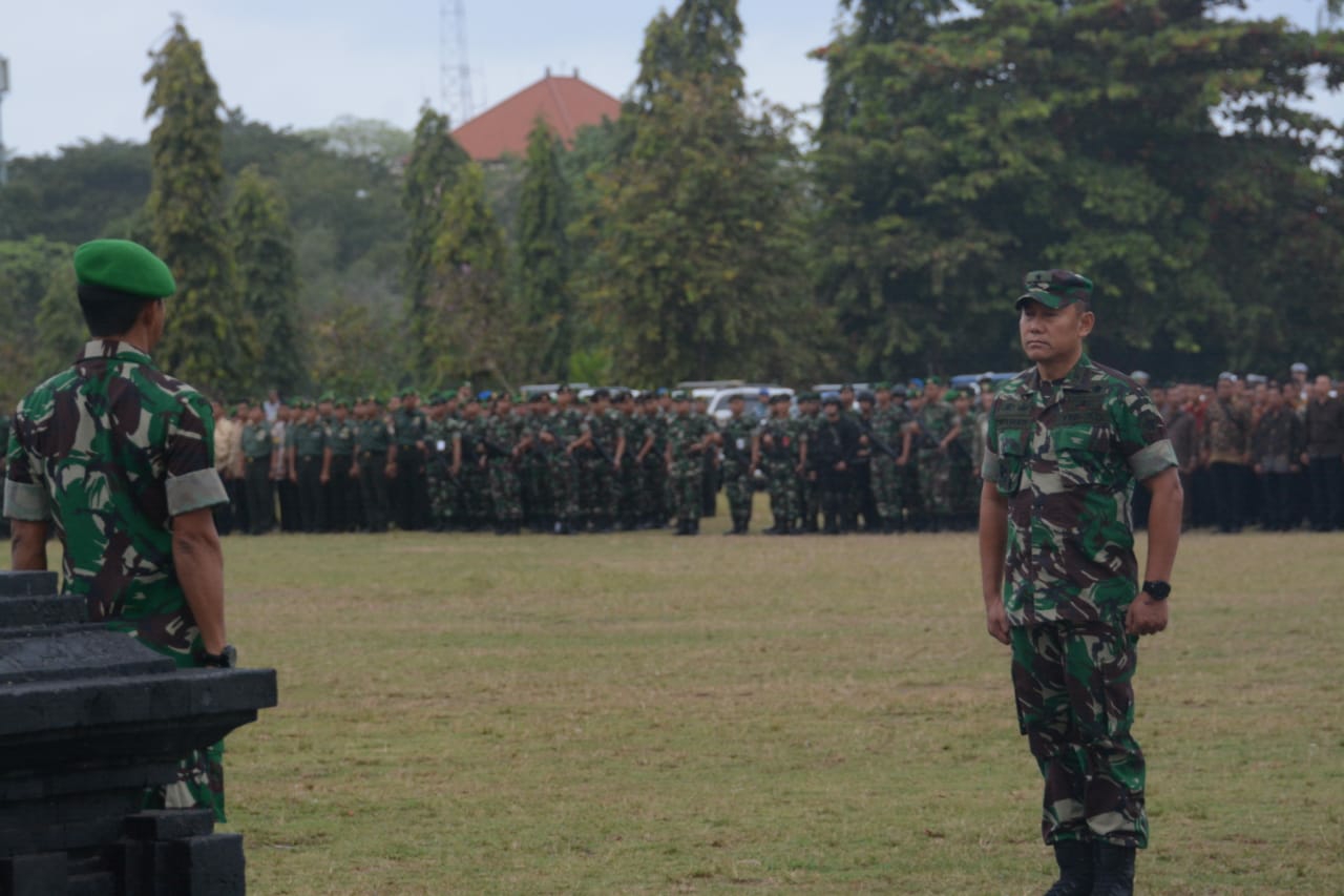 Dokumentasi dari - Kasdam IX/Udayana Gelar Pasukan Pengamanan VVIP, Presiden Jokowi Serahkan Sertifikat di Bangli