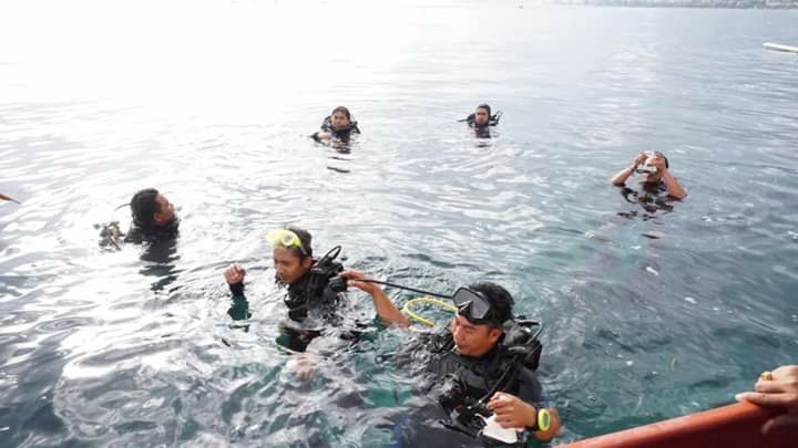 Dokumentasi dari - Menyelam Sambil Berburu Sampah Plastik di Bawah Laut Lovina 